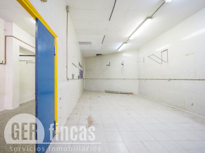 Local de 148 m² con amplia puerta motorizada en La Maurina · Zonas comunes