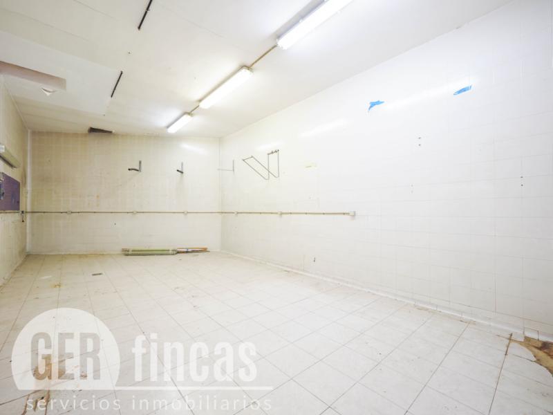 Local de 148 m² con amplia puerta motorizada en La Maurina · Zonas comunes