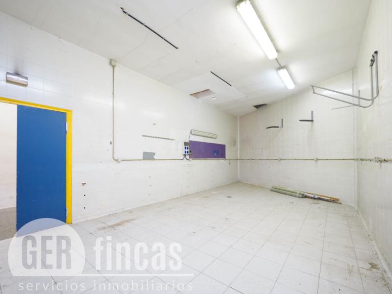 Local de 148 m² con amplia puerta motorizada en La Maurina · Zonas comunes