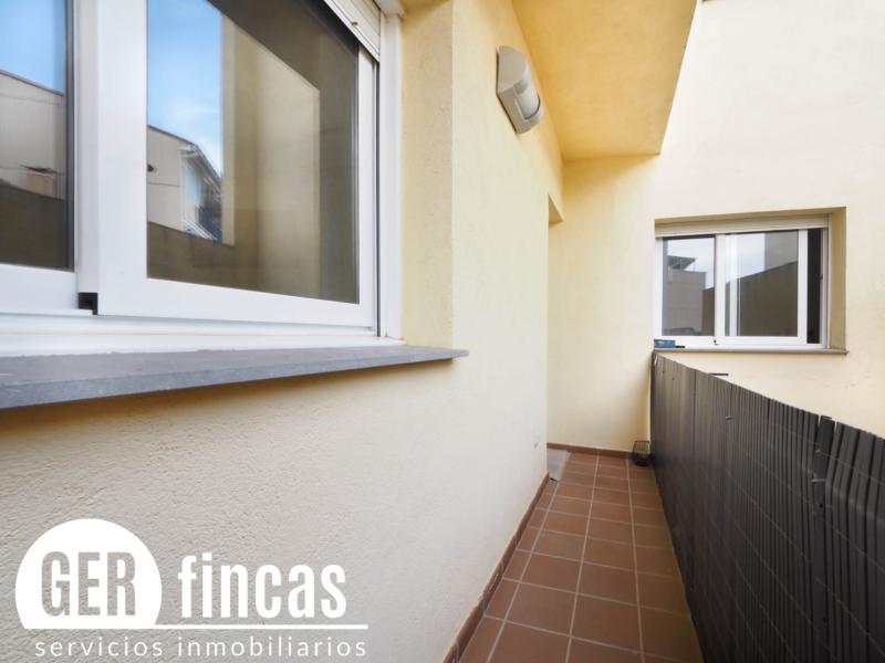 Reformado · 3 balcones · Balcón